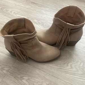 Women’s beige ankle boots with side fringe